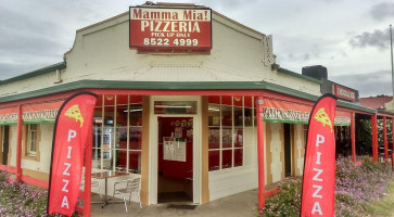 Mamma Mia Pizzeria outside