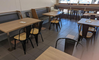 Henri's Wodonga Bakery inside