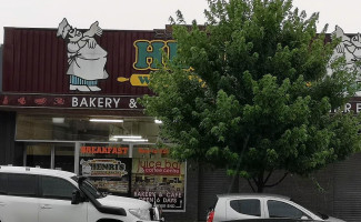 Henri's Wodonga Bakery outside