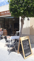 Dom's Pizza Parlour outside