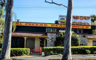 Australia's Pizza House outside