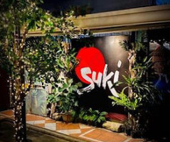 Suki Alfresco outside