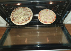 Quinny's Pizza & Pasta food