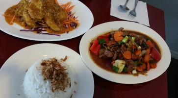 Dee's Vintage Thai Restaurant food