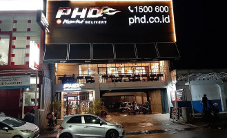 Pizza Hut Delivery Phd Indonesia outside