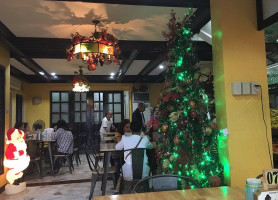 Aling Taleng’s Halo Halo outside