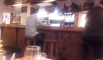 Rj Pick And Grill Seafoods inside