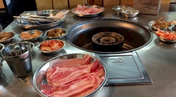 Gogi-banchan Samgyeopsal Grill House food