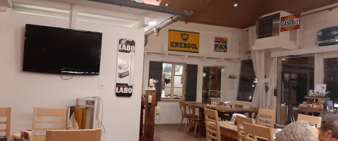 The Avenue Grill inside