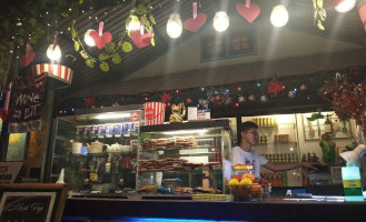 The Avenue Grill inside