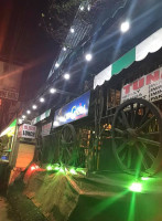 The Avenue Grill outside