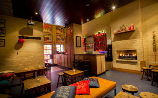 Double Happiness À l'intérieur