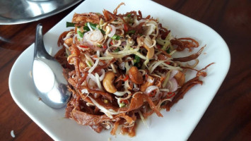 บ้านก้อง ครัวริมน้ำ food