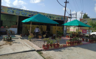 Kullhad Masti Restaurent outside