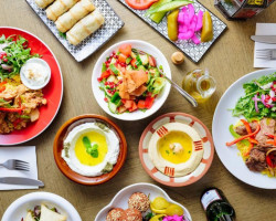 Zikrayat Lebanese inside