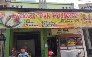 Bakso Raksasa Pak Pujiono outside