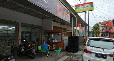 Tuk Tuk Tea 5 The Real Thai Tea outside