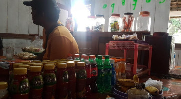 Warung Makan Sum inside