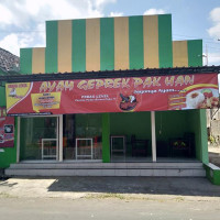 Ayam Geprek Pak Han outside