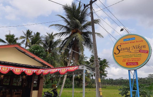 Saung Niken outside