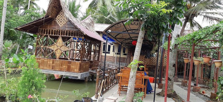 Saung Niken outside