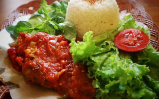 Kedai Bunda Enyo (rumah Makan Kafetaria) food