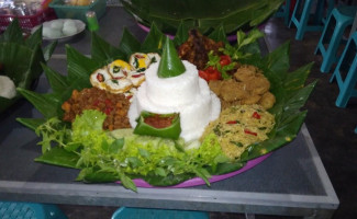 Warung Bu Sri Manan (buk Chie) food