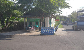 Warung Bu Sri Manan (buk Chie) outside