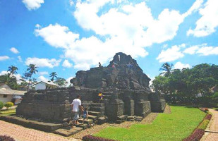 Candi Jago outside