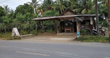 Warung Pojok Sederhana Bu Sainem outside