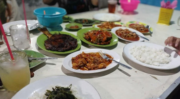 Rumah Makan Menawan Asri food