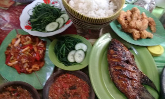 Rumah Makan Menawan Asri food