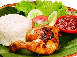 Ayam Goreng Dan Sop Buah Wong Madion food