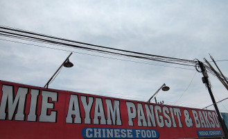 Mie Ayam Pangsit Bakso Mbah Jenggot outside