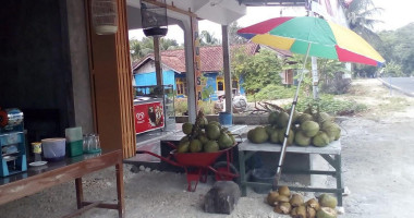 Warung Nasi Bm Es Kelapa Muda outside