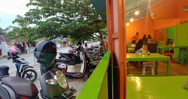 Depot Bebek Ayam Kremes Galonan outside