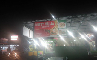 Bofet Mulia outside