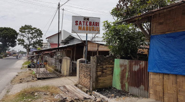 Sate Babi Naburju outside