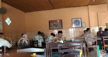 Warung Sahabat inside