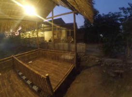 Saung Pw outside