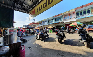 Bubur Babi Ajie Pasar Turi outside