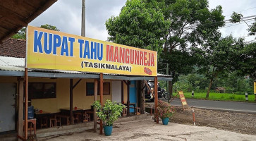 Kupat Tahu Mangunreja outside