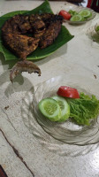 Bakar Ikan Laut A' Badru (pusat) food