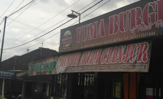 Yuma Burger outside