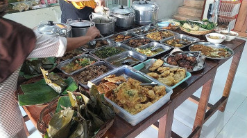 Warung Makan Prasmanan Masakan Jawa Rizky Mbak Tatik food