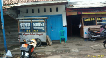 Baso Kliwon Cipeujeuh outside