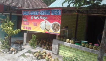 Kedai Degan Brook Wesi outside