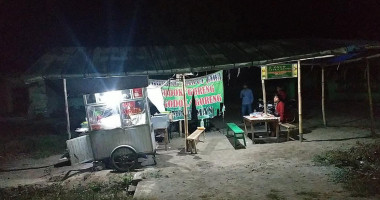 Nasi Goreng Garuda outside