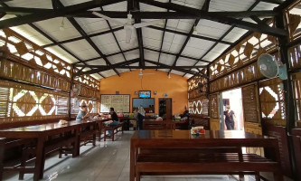 Warung Pepesan Kedawung inside