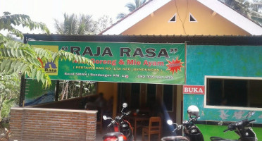 Raja Rasa Nasi Goreng Mie Ayam outside